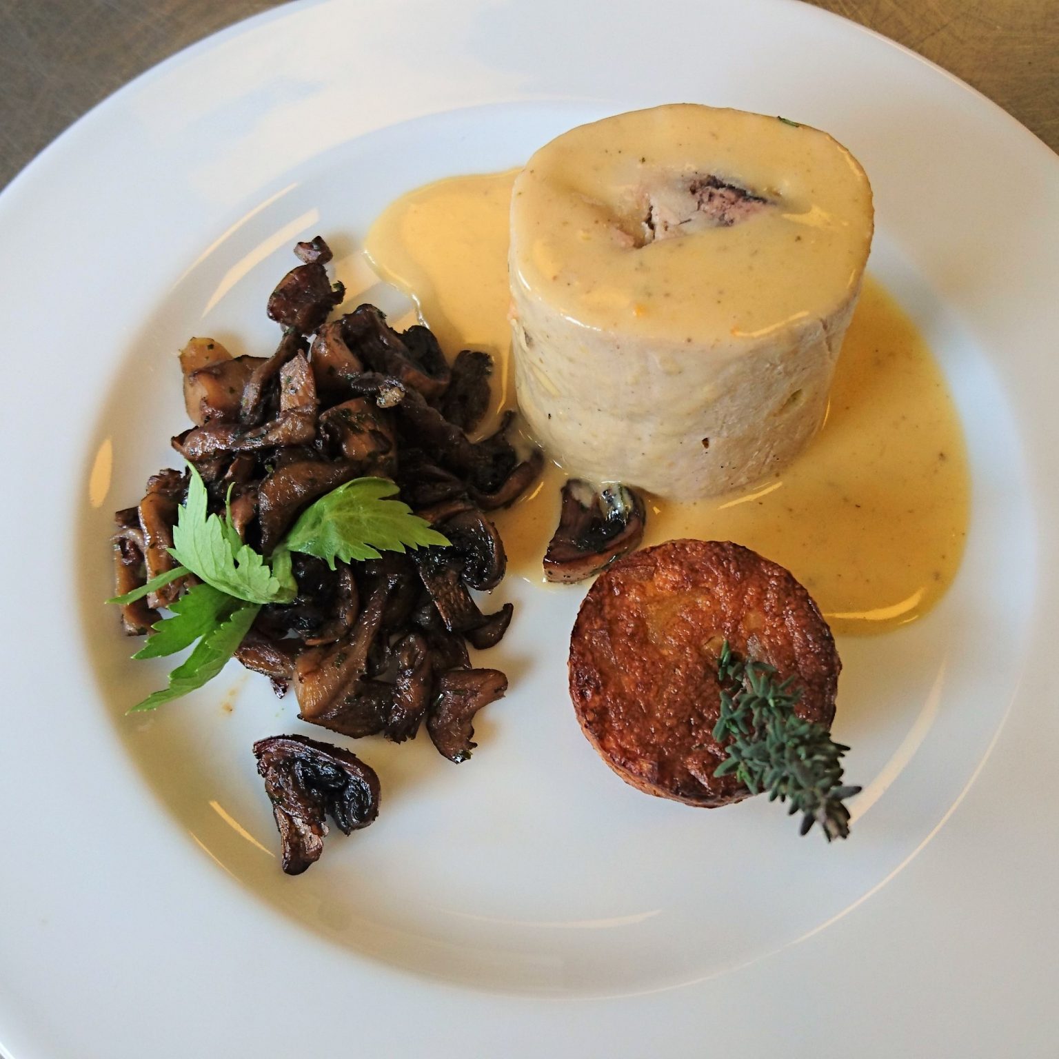 Dodine De Pintade Farcie Au Foie Gras, Jus De Poulette - Elyse Traiteur